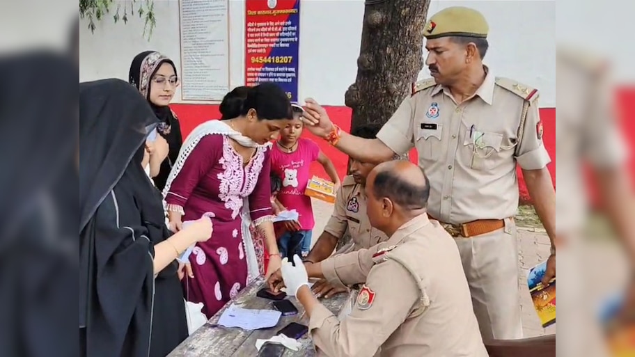 UP: शाहजहांपुर जेल में राखी का त्योहार बना भाईचारे की मिसाल, मुस्लिम महिलाओं ने भी बांधी राखी