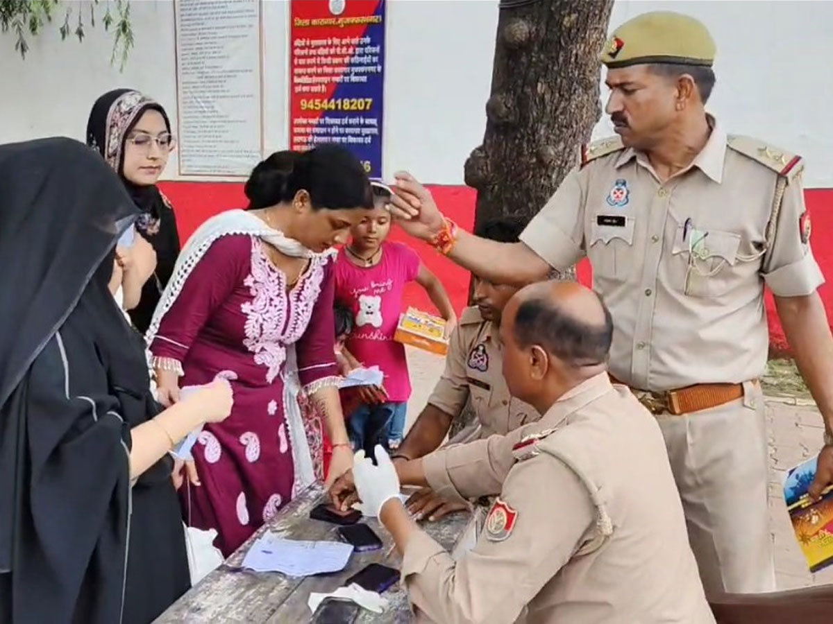 UP: शाहजहांपुर जेल में राखी का त्योहार बना भाईचारे की मिसाल, मुस्लिम महिलाओं ने भी बांधी राखी UP: शाहजहांपुर जेल में राखी का त्योहार बना भाईचारे की मिसाल, मुस्लिम महिलाओं ने भी बांधी राखी