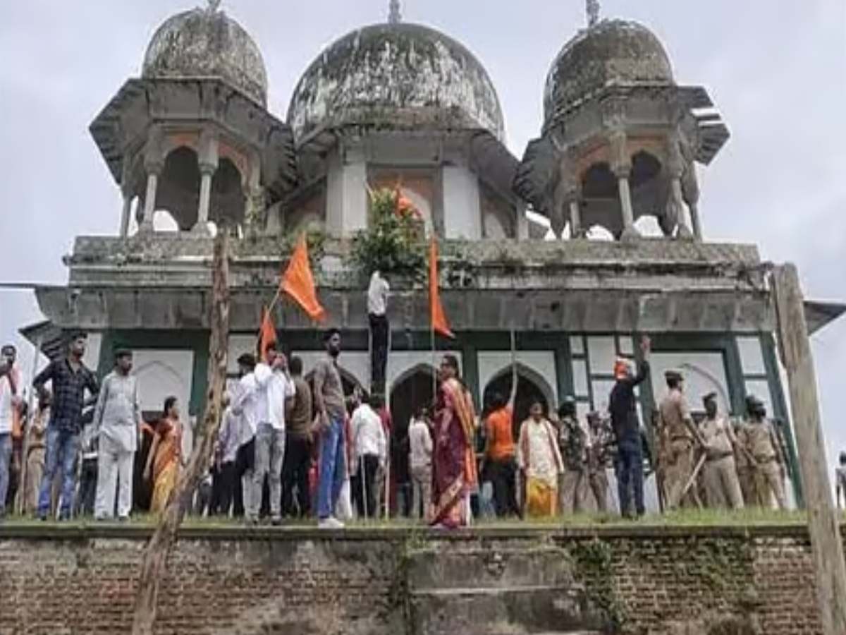 फतेहपुर के आरोपी आजाद, बहराइच में मंदिर झंडे से छेड़छाड़ के आरोपी 14 मुस्लिम गिरफ्तार फतेहपुर के आरोपी आजाद, बहराइच में मंदिर झंडे से छेड़छाड़ के आरोपी 14 मुस्लिम गिरफ्तार