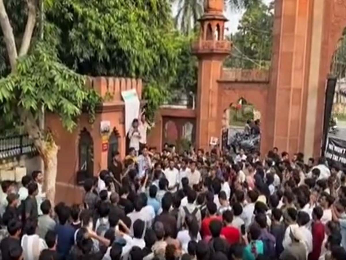AMU फीस हाइक प्रोटेस्ट को दिया जा रहा है देश विरोधी रंग! जानें पूरा मामला AMU फीस हाइक प्रोटेस्ट को दिया जा रहा है देश विरोधी रंग! जानें पूरा मामला