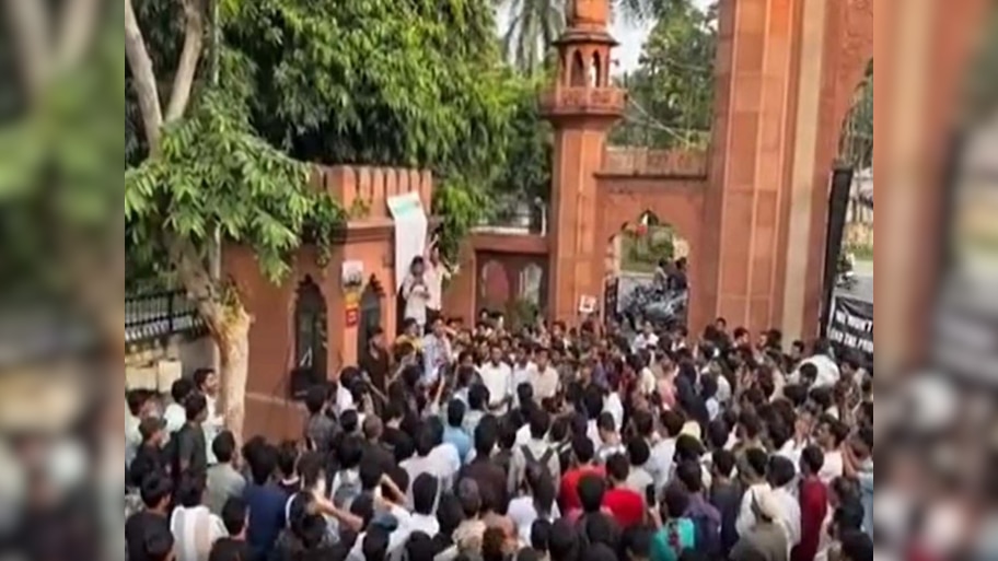 AMU फीस हाइक प्रोटेस्ट को दिया जा रहा है देश विरोधी रंग! जानें पूरा मामला