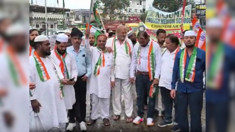 Chhindwara: मुस्लिम समुदाय ने निकाली तिरंगा यात्रा, मस्जिद के इमाम के साथ लोगों ने दिया देशभक्ति का पैगाम