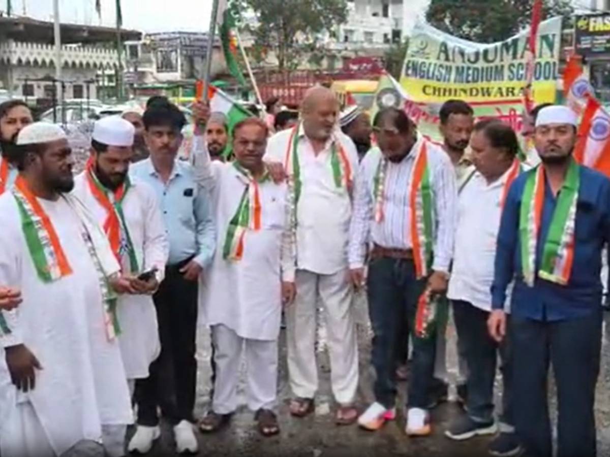 Chhindwara: मुस्लिम समुदाय ने निकाली तिरंगा यात्रा, मस्जिद के इमाम के साथ लोगों ने दिया देशभक्ति का पैगाम Chhindwara: मुस्लिम समुदाय ने निकाली तिरंगा यात्रा, मस्जिद के इमाम के साथ लोगों ने दिया देशभक्ति का पैगाम