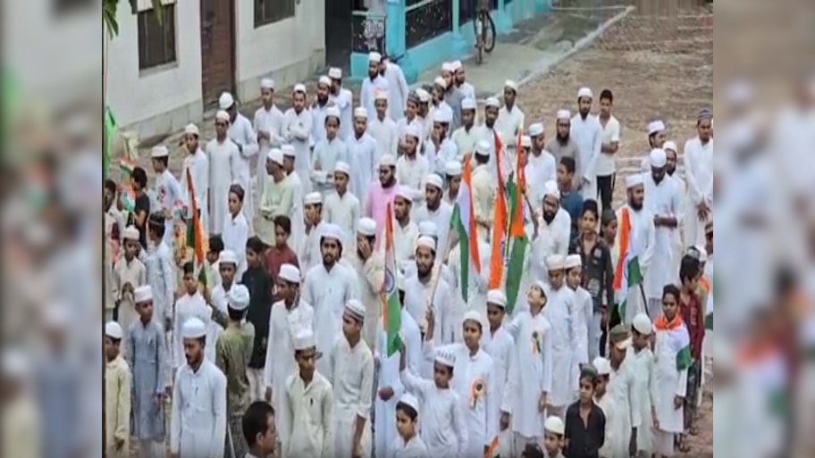 Independence Day: मस्जिदों में गूंजा 'जन गण मन', स्वतंत्रता दिवस मनाते दिखे तलबा