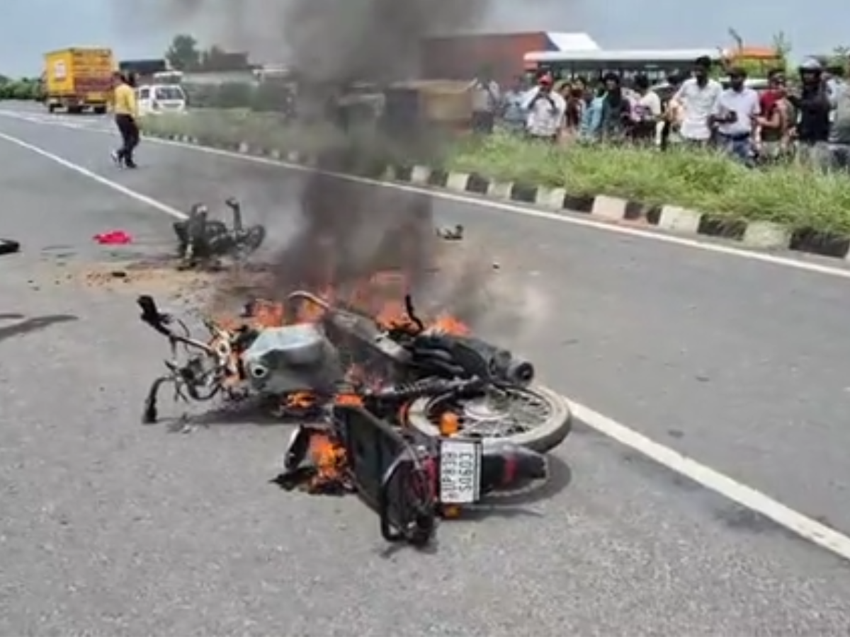 फिरोजाबाद में दो बाइकों की जोरदार भिंड़त, जिंदा जला एक युवक 2 Firozabad News