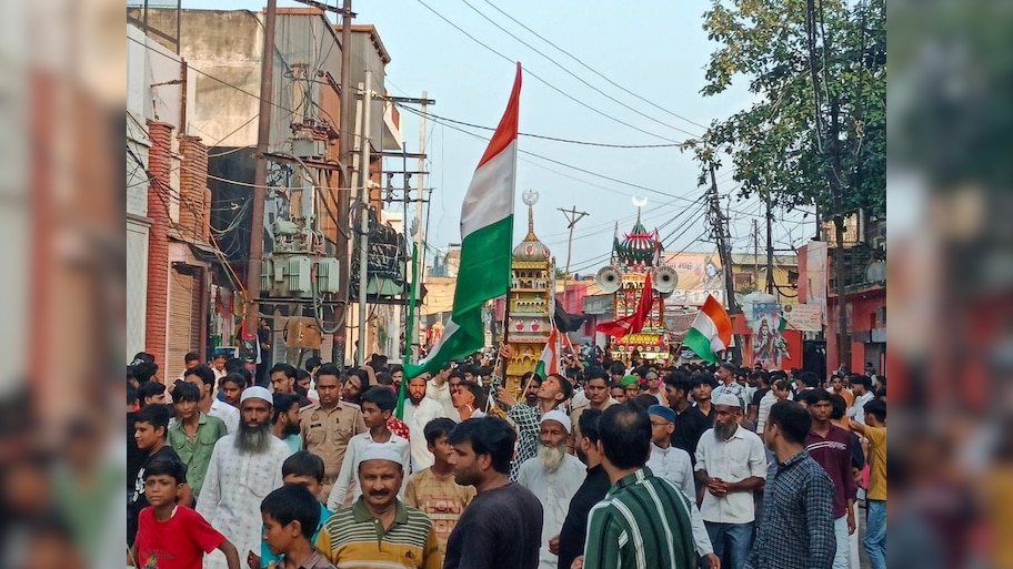 संभल में मुसलमानों ने निकाला चेहल्लुम का जुलूस, तिरंगा लहराकर पाकिस्तान को दिया कड़ा संदेश