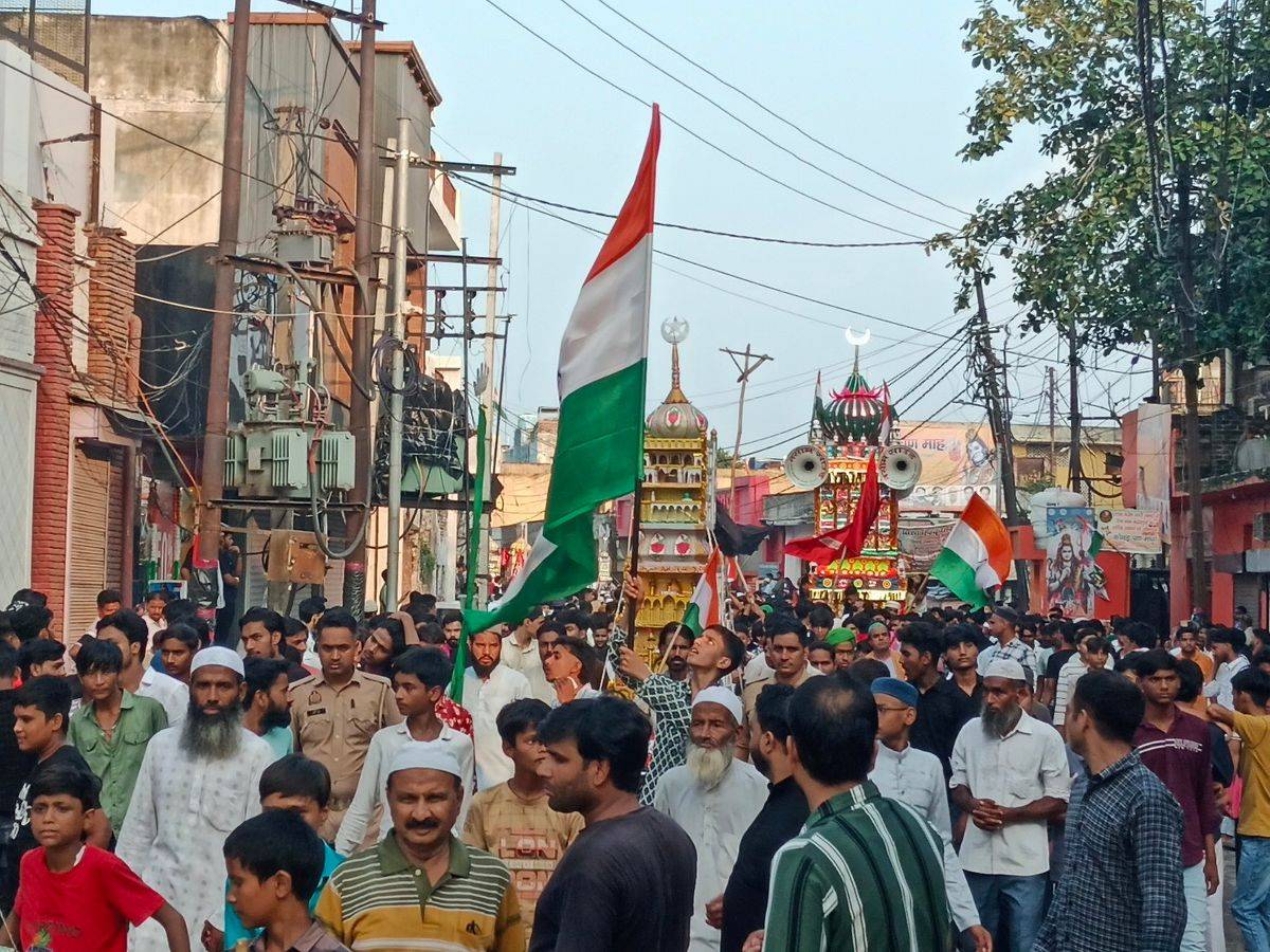 संभल में मुसलमानों ने निकाला चेहल्लुम का जुलूस, तिरंगा लहराकर पाकिस्तान को दिया कड़ा संदेश संभल में मुसलमानों ने निकाला चेहल्लुम का जुलूस, तिरंगा लहराकर पाकिस्तान को दिया कड़ा संदेश