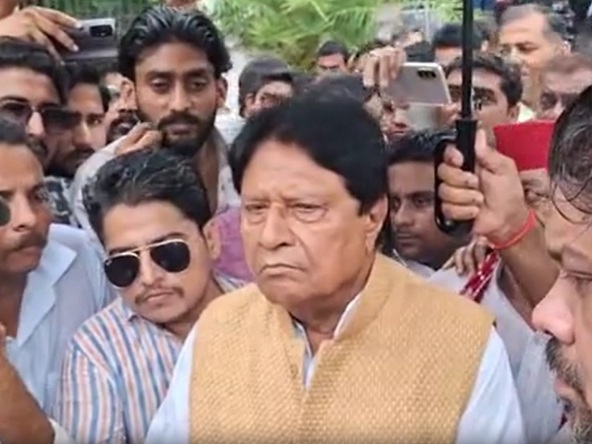 रामजीलाल सुमन को एएमयू में नहीं मिली एंट्री; छात्रों ने गेट पर ही सुनाई पीड़ा रामजीलाल सुमन को एएमयू में नहीं मिली एंट्री; छात्रों ने गेट पर ही सुनाई पीड़ा