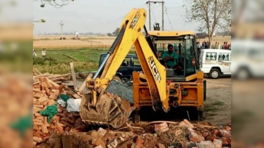 BJP नेता से बैर पड़ा महंगा, प्रशासन ने जियाउद्दीन के घर पर चलाया बुलडोजर