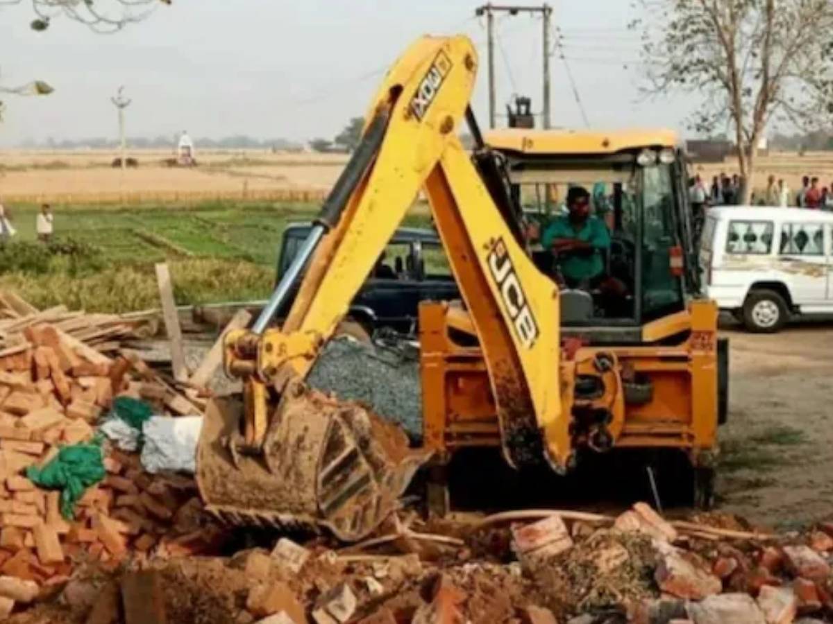BJP नेता से बैर पड़ा महंगा, प्रशासन ने जियाउद्दीन के घर पर चलाया बुलडोजर BJP नेता से बैर पड़ा महंगा, प्रशासन ने जियाउद्दीन के घर पर चलाया बुलडोजर