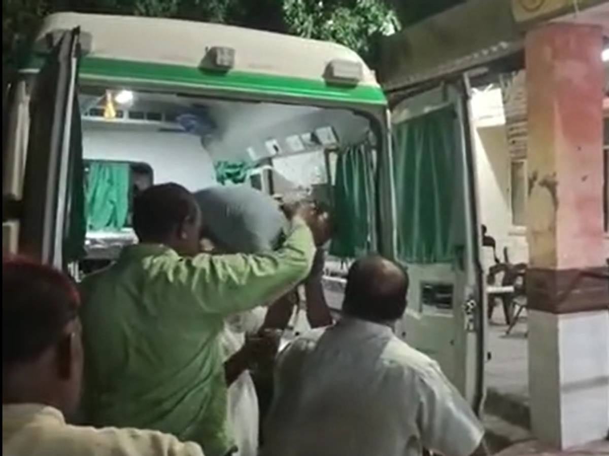 पारिवारिक झगड़ा बना जंग का मैदान, भरी पंचायत में नदीम ने ससुर इस्लाम की कर दी हत्या पारिवारिक झगड़ा बना जंग का मैदान, भरी पंचायत में नदीम ने ससुर इस्लाम की कर दी हत्या