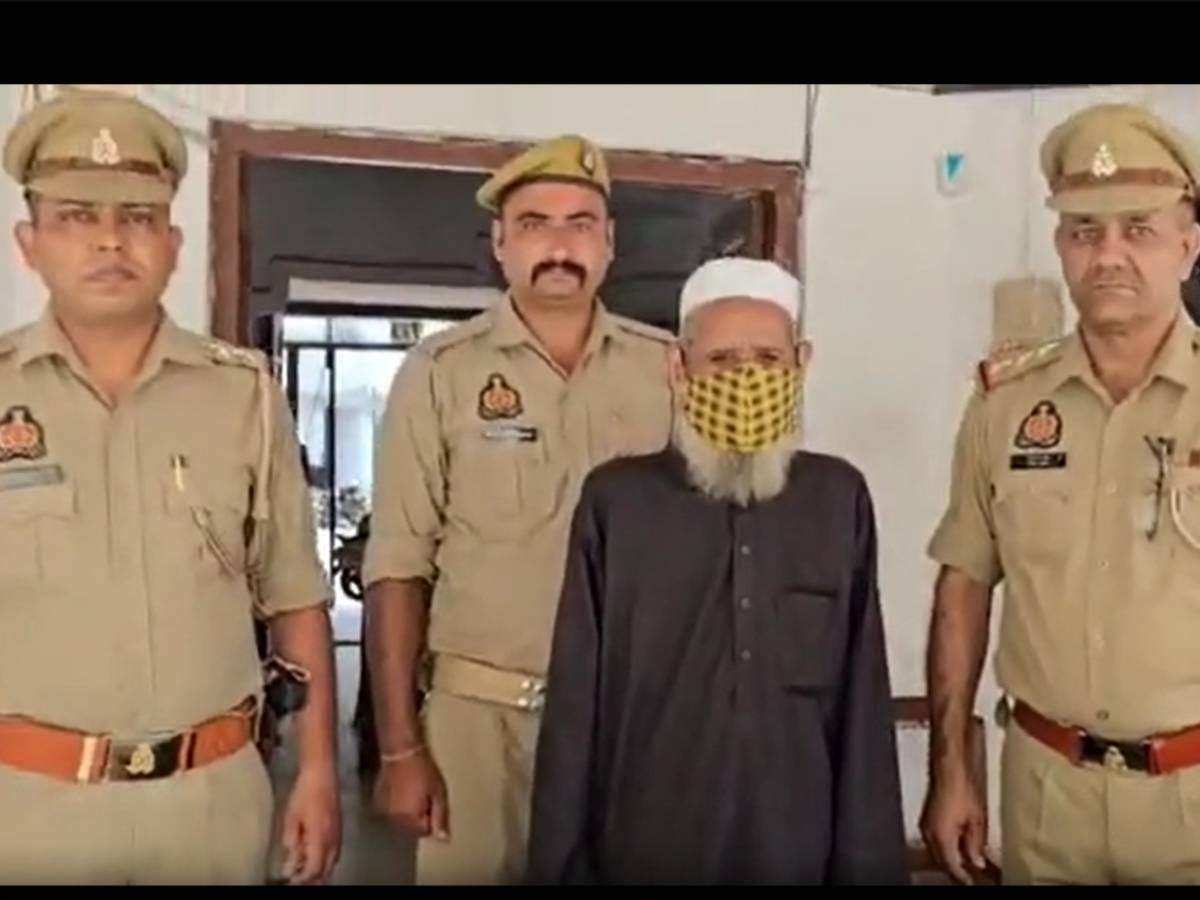 Rampur: बुजुर्ग इमाम पर धर्म परिवर्तन का इल्जाम, पुलिस ने किया गिरफ्तार Rampur: बुजुर्ग इमाम पर धर्म परिवर्तन का इल्जाम, पुलिस ने किया गिरफ्तार