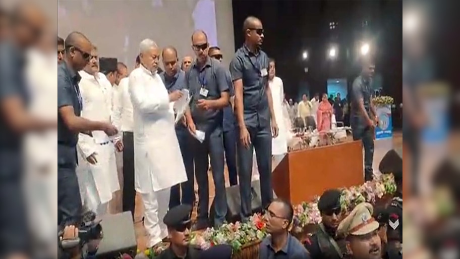 नितीश गिना रहे थे मुसलमानों पर किये एहसान, तभी मंच के नीचे से आवाज़ आई नहीं हुआ काम!  