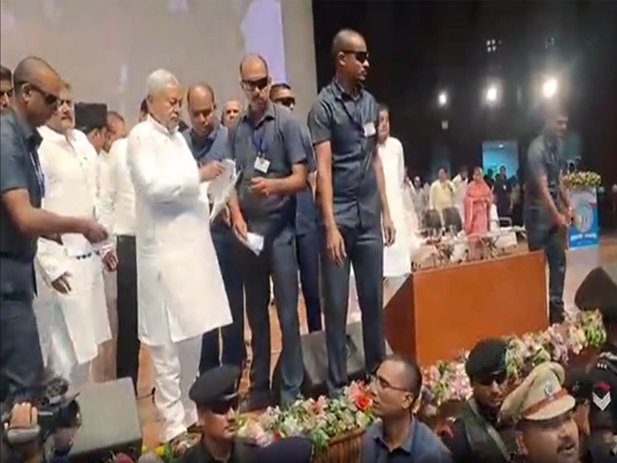 नितीश गिना रहे थे मुसलमानों पर किये एहसान, तभी मंच के नीचे से आवाज़ आई नहीं हुआ काम! नितीश गिना रहे थे मुसलमानों पर किये एहसान, तभी मंच के नीचे से आवाज़ आई नहीं हुआ काम!