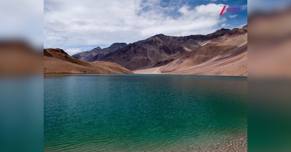 भारत की सबसे रहस्यमयी झील, जहां दिन में तीन बार बदलता है पानी का रंग