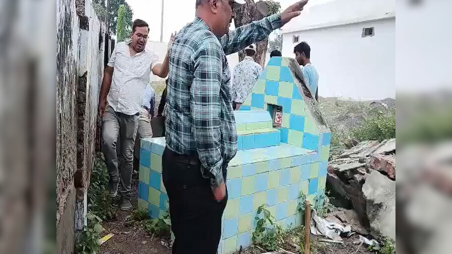 Aligarh: रेलवे की जमीन पर बना था 2 मजार, प्रशासन ने चलाया हथौड़ा; जानें SSP ने क्या कहा?
