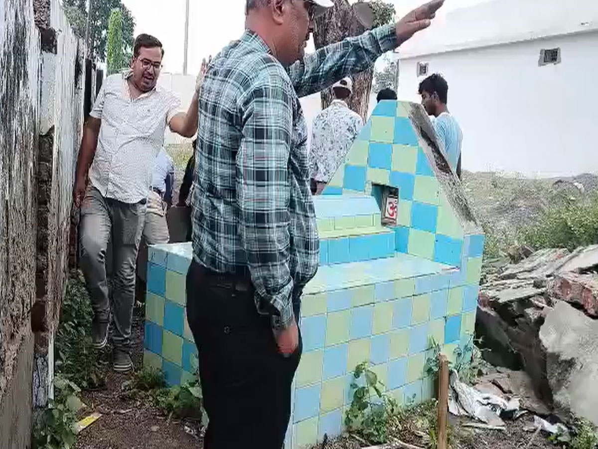 Aligarh: रेलवे की जमीन पर बना था 2 मजार, प्रशासन ने चलाया हथौड़ा; जानें SSP ने क्या कहा? Aligarh: रेलवे की जमीन पर बना था 2 मजार, प्रशासन ने चलाया हथौड़ा; जानें SSP ने क्या कहा?