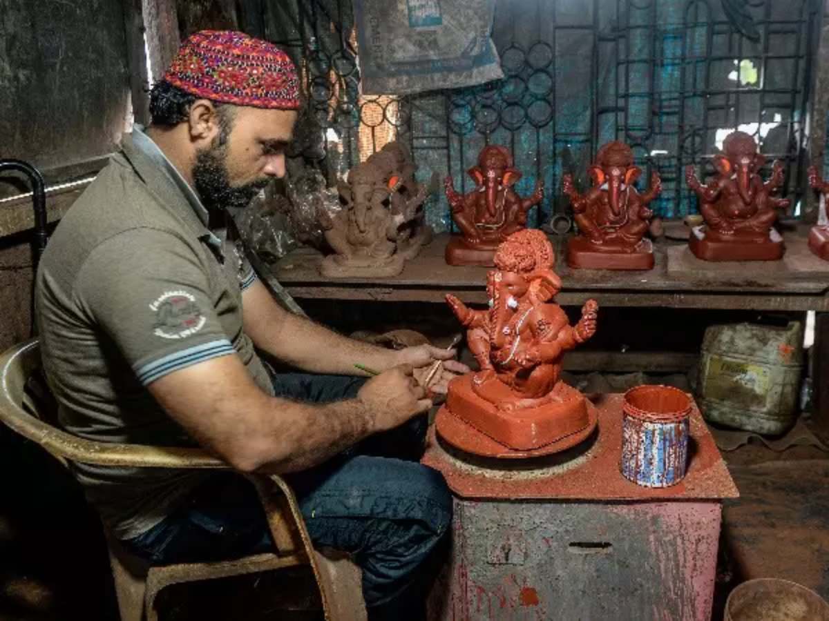 गणेश की मूर्ती बेचनी है तो मुस्लिम कारीगरों को पहले करनी होगी पूजा; BJP विधायक की खुली धमकी! गणेश की मूर्ती बेचनी है तो मुस्लिम कारीगरों को पहले करनी होगी पूजा; BJP विधायक की खुली धमकी!