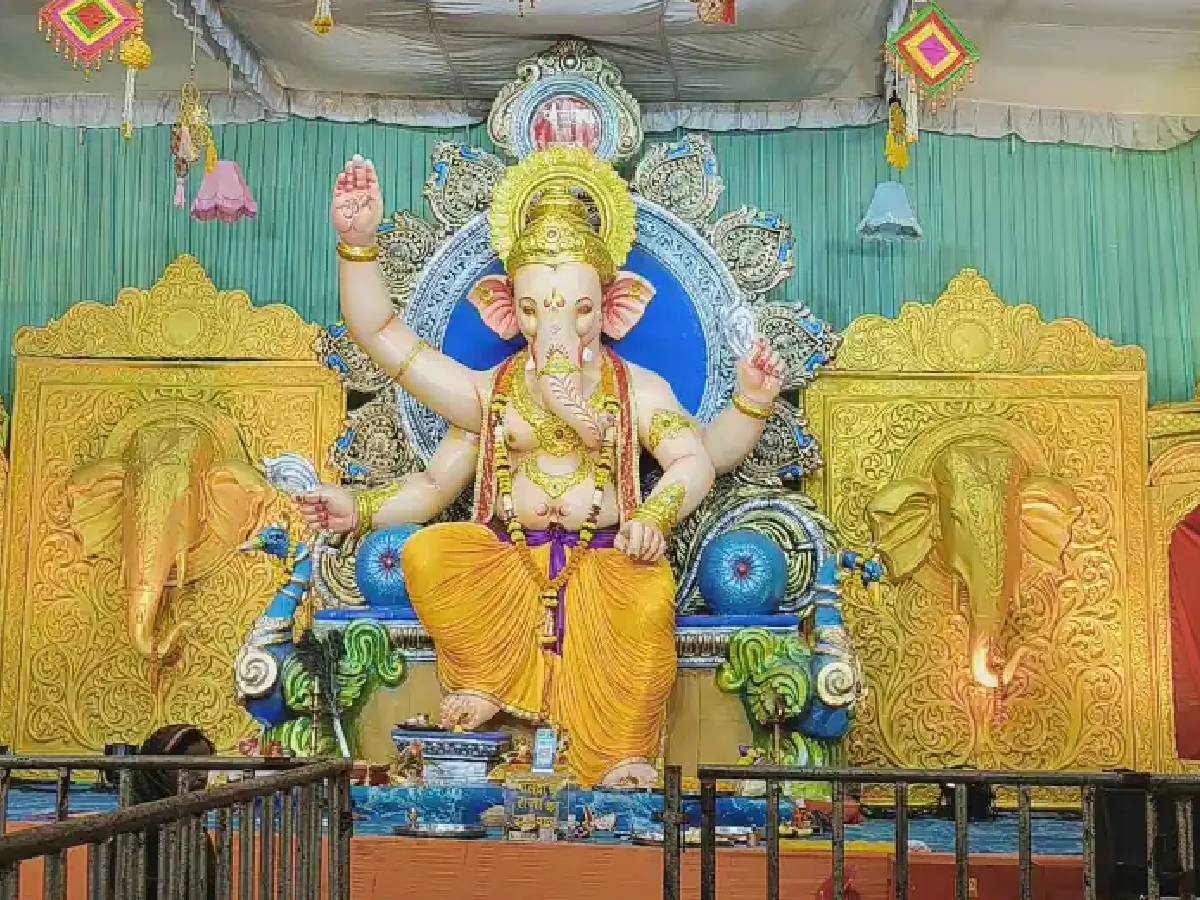 गणेश चतुर्थी पर इस बात को लेकर दो समुदायों के बीच हुआ भारी बवाल, पुलिस ने मामले को किया शांत गणेश चतुर्थी पर इस बात को लेकर दो समुदायों के बीच हुआ भारी बवाल, पुलिस ने मामले को किया शांत