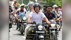 राहुल गांधी ने 'वोटर अधिकार यात्रा' में फिर चलाई बुलेट, पीछे बैठीं प्रियंका