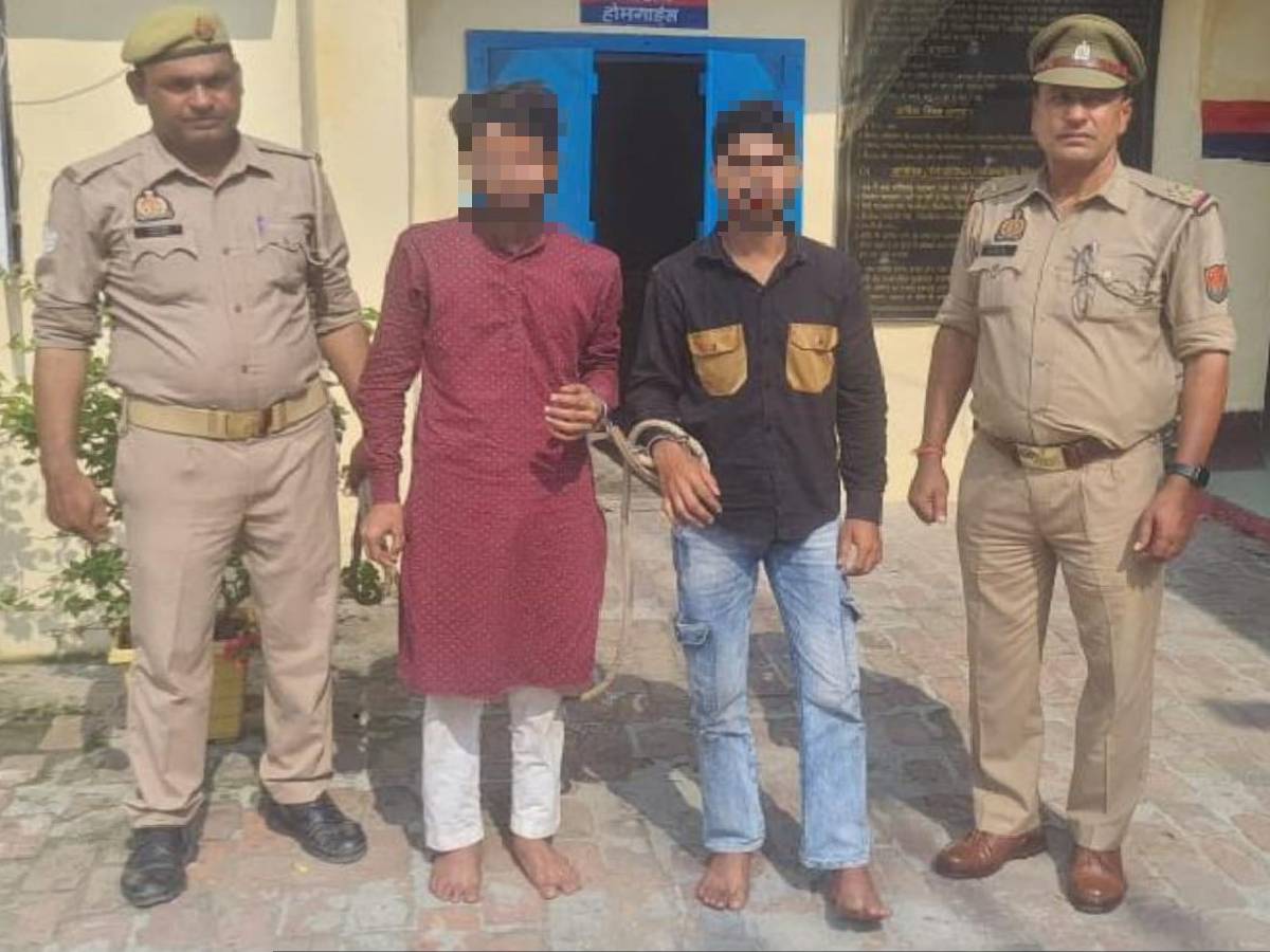 पुलिस के सामने रहम की भीख मांगते दिखे, शोएब और आसिफ; नाबालिग लड़की से की थी ये हरकत... पुलिस के सामने रहम की भीख मांगते दिखे, शोएब और आसिफ; नाबालिग लड़की से की थी ये हरकत...