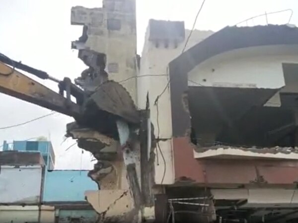 उज्जैन में सालों पुरानी दुकान को बुलडोजर से ढहाया
