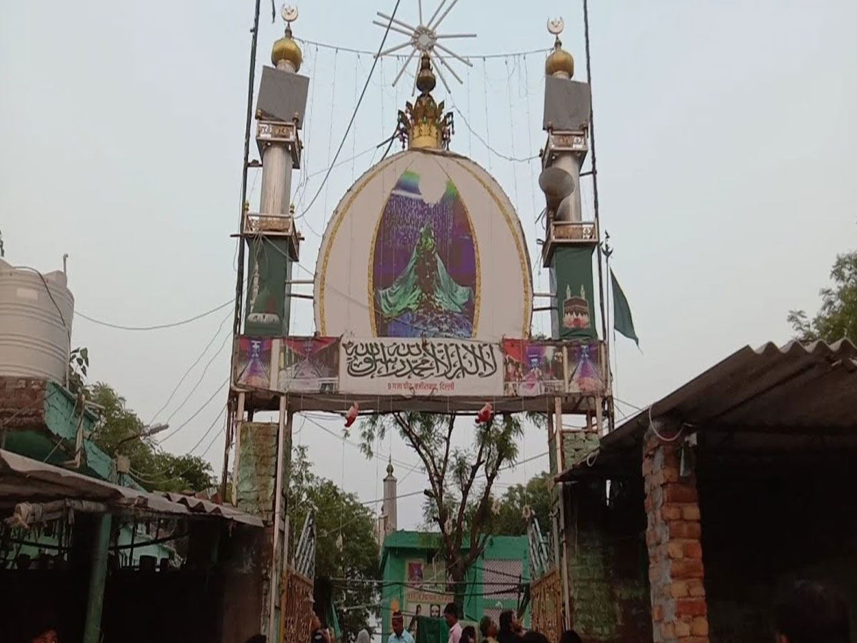 बाबा गरीब शाह के नाम पर मजार, लेकिन अन्दर रखी है मूर्तियां; खादिम रंजीत कुमार बोला 30 सालों से कर रहा हूं सेवा बाबा गरीब शाह के नाम पर मजार, लेकिन अन्दर रखी है मूर्तियां; खादिम रंजीत कुमार बोला 30 सालों से कर रहा हूं सेवा