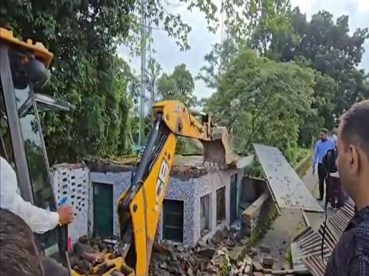 उत्तराखंड में 2 मजारों पर चला बुलडोजर; अब तक 547 मजार कर दिए गए समतल! उत्तराखंड में 2 मजारों पर चला बुलडोजर; अब तक 547 मजार कर दिए गए समतल!