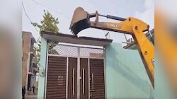 UP: माजिद के घर पर चला बुलडोजर, जालौन में हिंसा के बाद प्रशासन की सख्ती