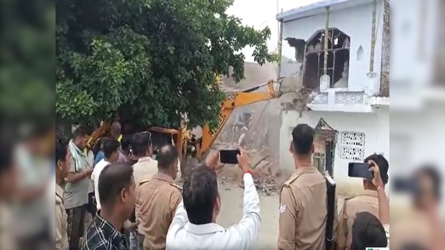 सीतापुर में मिया सराय चौराहे पर मजार पर चला बुलडोजर, मौके पर फोर्स तैनात