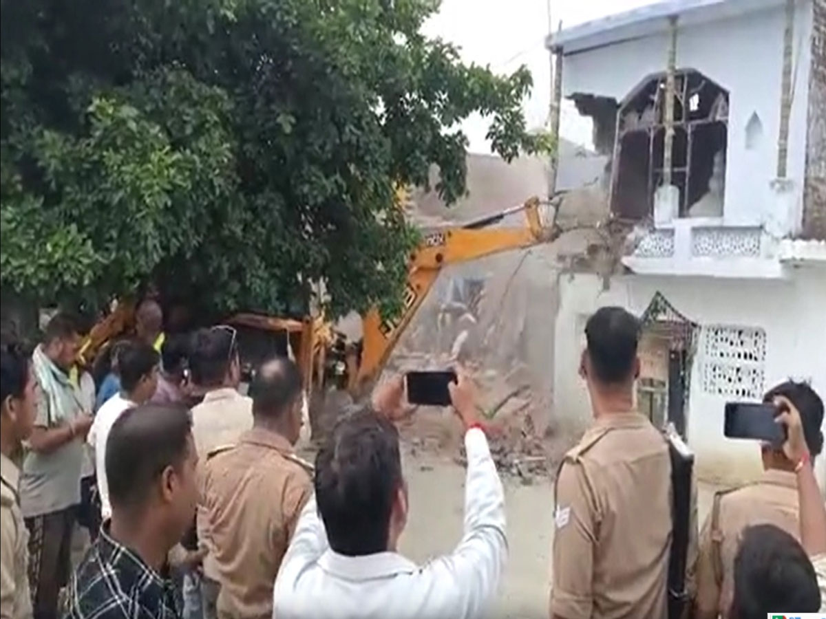 सीतापुर में मिया सराय चौराहे पर मजार पर चला बुलडोजर, मौके पर फोर्स तैनात सीतापुर में मिया सराय चौराहे पर मजार पर चला बुलडोजर, मौके पर फोर्स तैनात
