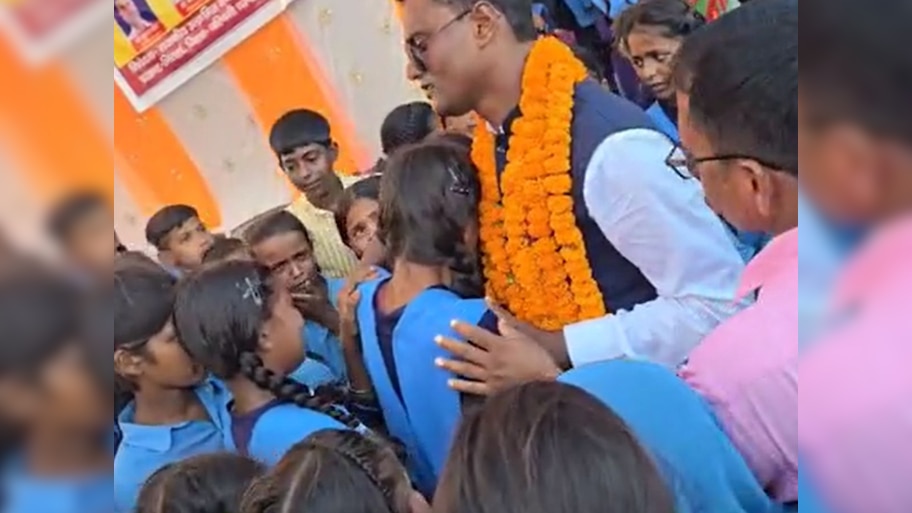 Bagaha News: शिक्षक की विदाई पर भावुक माहौल, फूट-फूटकर रोए छात्र, अभिभावकों की आंखें भी नम