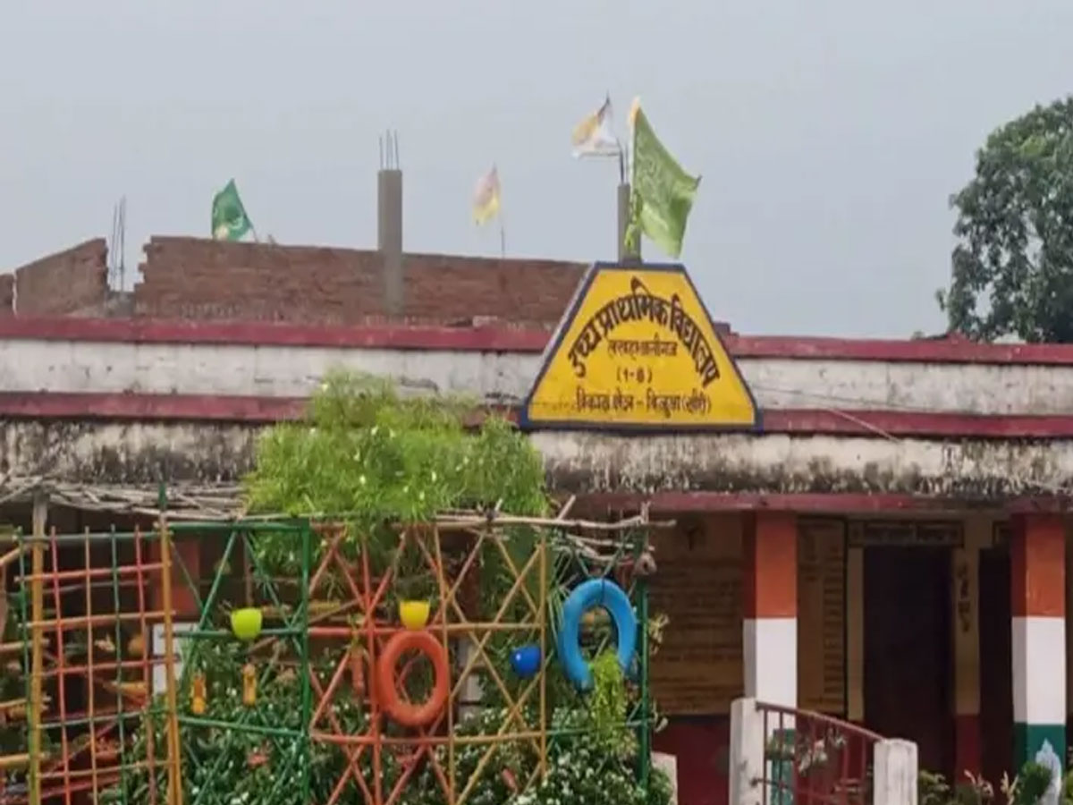 UP: लखीमपुर खीरी में तिरंगे की जगह फहराया फिलिस्तीन का झंडा, आरोपी सद्दाम गिरफ्तार UP: लखीमपुर खीरी में तिरंगे की जगह फहराया फिलिस्तीन का झंडा, आरोपी सद्दाम गिरफ्तार