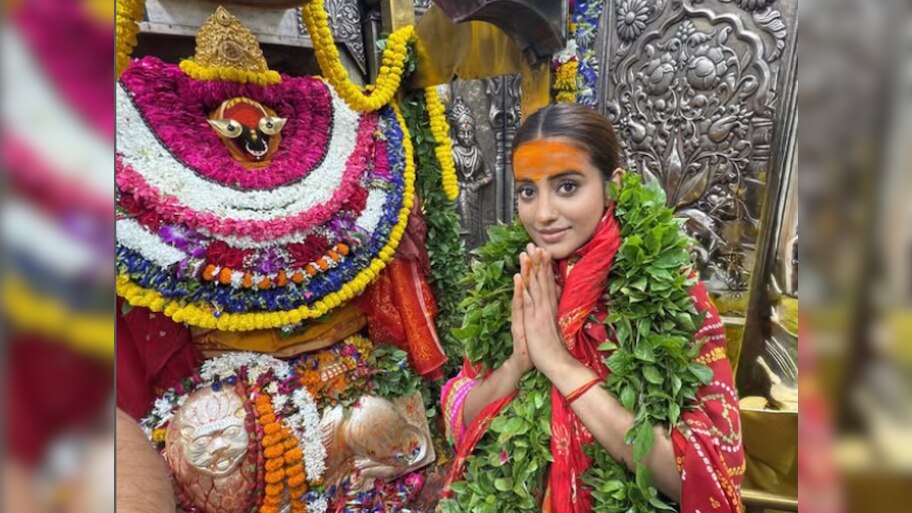 अक्षरा सिंह पहुंची मां विंध्यवासिनी के दरबार, उतारी मां की आरती