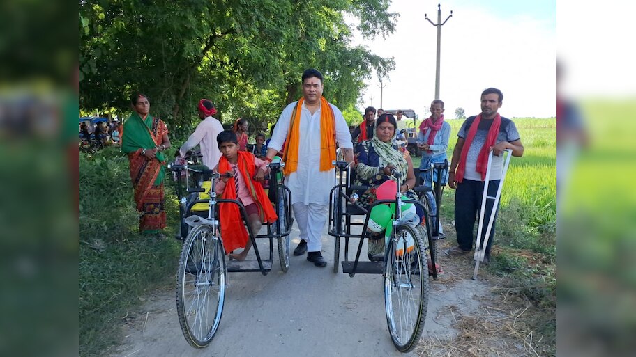 बगहा में बीजेपी नेता तुषार सिंह की पहल, डुमरिया में लगे कैंप में बांटी गईं ट्राई साईकिलें