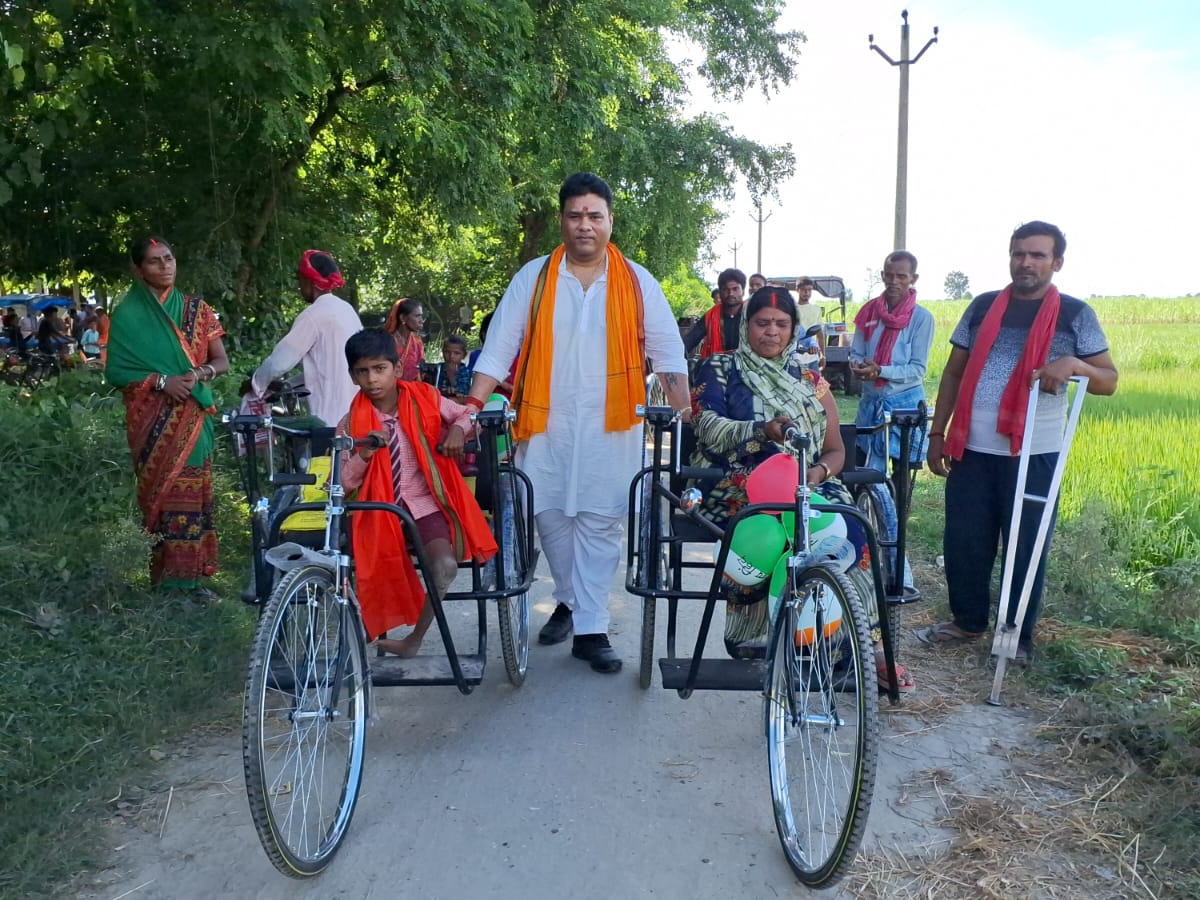 बगहा में बीजेपी नेता तुषार सिंह की पहल, डुमरिया में लगे कैंप में बांटी गईं ट्राई साईकिलें बगहा में बीजेपी नेता तुषार सिंह की पहल, डुमरिया में लगे कैंप में बांटी गईं ट्राई साईकिलें