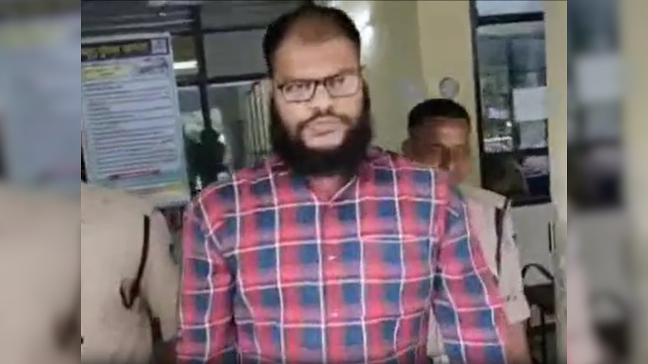 खंडवा पुलिस के हत्थे चढ़ा SIMI से जुड़ा जलील खिलजी; पिता के बारे में जान अधिकारी रह गए दंग