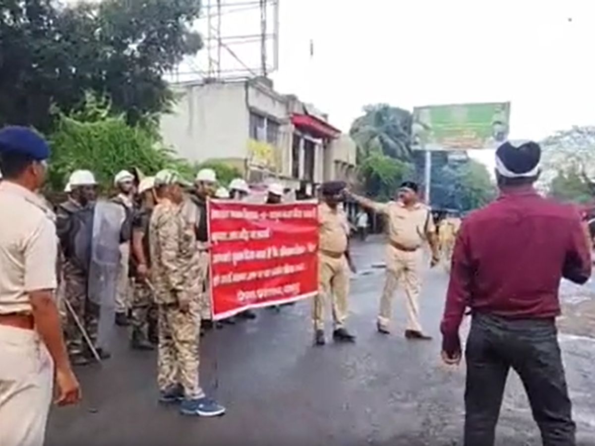 Pakud News: शांति से निपटे विश्वकर्मा पूजा और ईद मिलाद उन नबी का त्योहार, इसके लिए पुलिस ने किया मॉकड्रिल Pakud News: शांति से निपटे विश्वकर्मा पूजा और ईद मिलाद उन नबी का त्योहार, इसके लिए पुलिस ने किया मॉकड्रिल