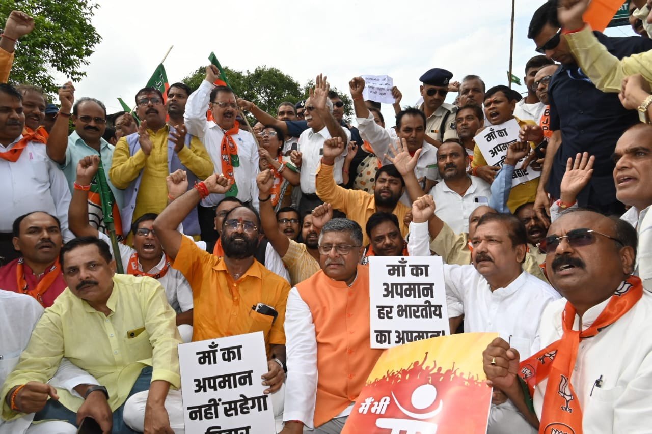 Bihar Band: बीजेपी के दिग्गज नेता सड़कों पर उतरे, राहुल की चुप्पी को लेकर रविशंकर प्रसाद ने साधा निशाना Bihar Band: बीजेपी के दिग्गज नेता सड़कों पर उतरे, राहुल की चुप्पी को लेकर रविशंकर प्रसाद ने साधा निशाना