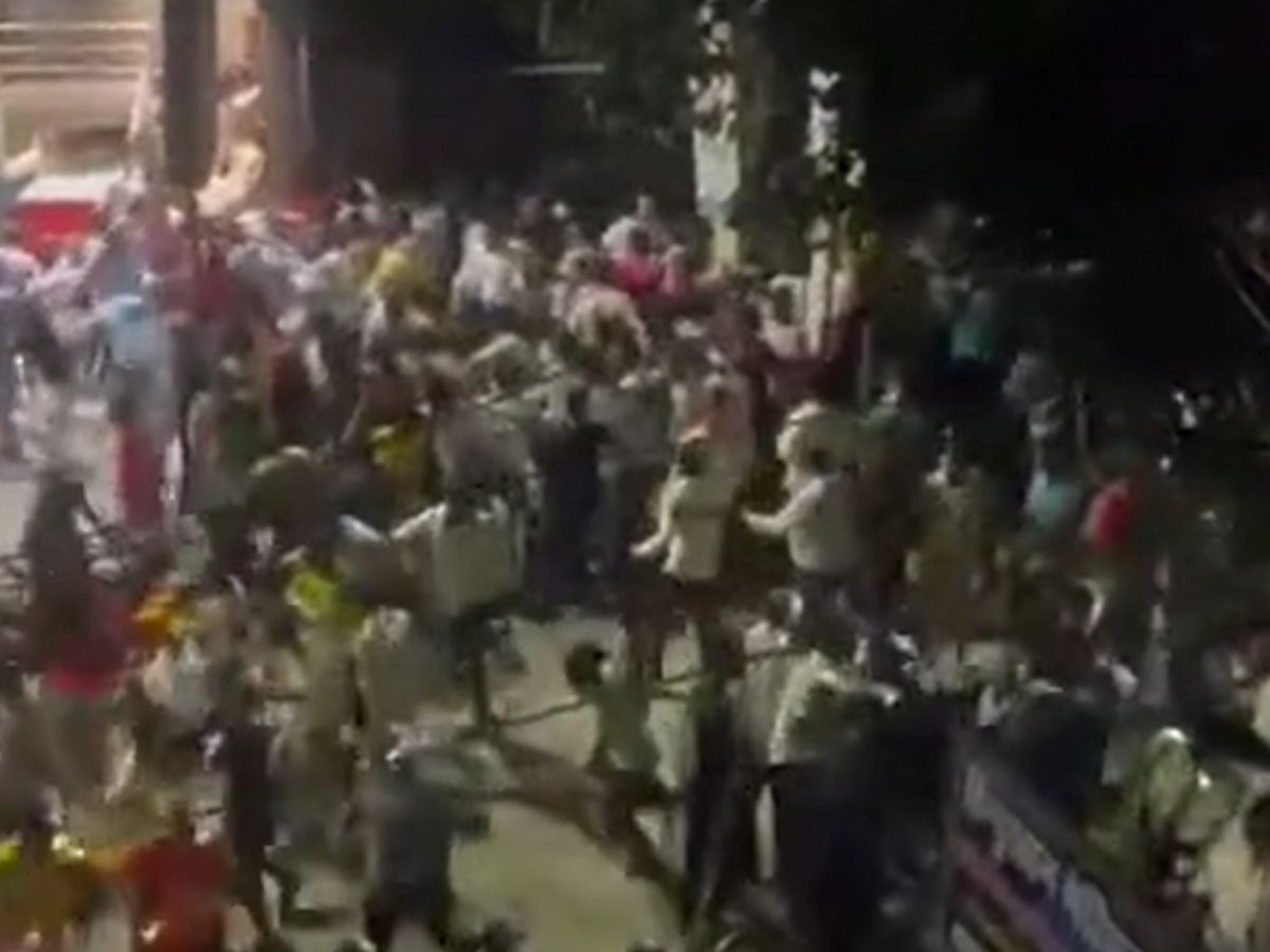 महावीरी मेले में दो पक्षों में हुई झड़प,कई लोग हुए घायल महावीरी मेले में दो पक्षों में हुई झड़प,कई लोग हुए घायल