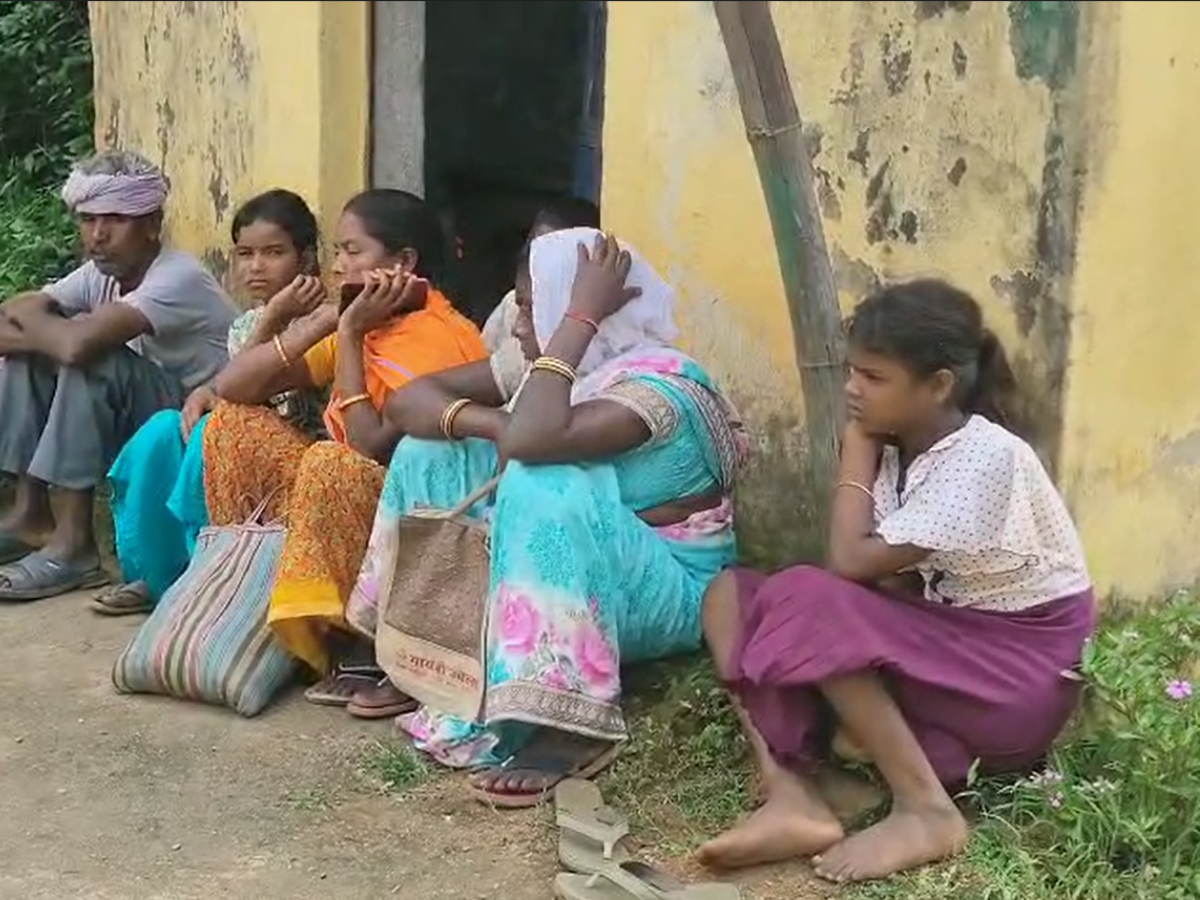 Gumla News: पिता की मौत के बाद रोते बिलखते 5 मासूम, मां तो पहले ही छोड़कर जा चुकी थी, अब कौन बनेगा सहारा? Gumla News: पिता की मौत के बाद रोते बिलखते 5 मासूम, मां तो पहले ही छोड़कर जा चुकी थी, अब कौन बनेगा सहारा?