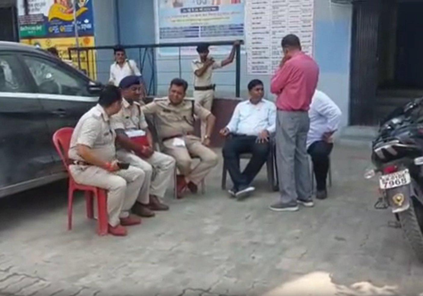 Vaishali News: पुलिस पर हमले के आरोपी की थाने में मौत से हड़कंप, इलाके में तनाव को लेकर भारी फोर्स तैनात Vaishali News: पुलिस पर हमले के आरोपी की थाने में मौत से हड़कंप, इलाके में तनाव को लेकर भारी फोर्स तैनात