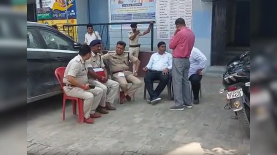 Vaishali News: पुलिस पर हमले के आरोपी की थाने में मौत से हड़कंप, इलाके में तनाव को लेकर भारी फोर्स तैनात