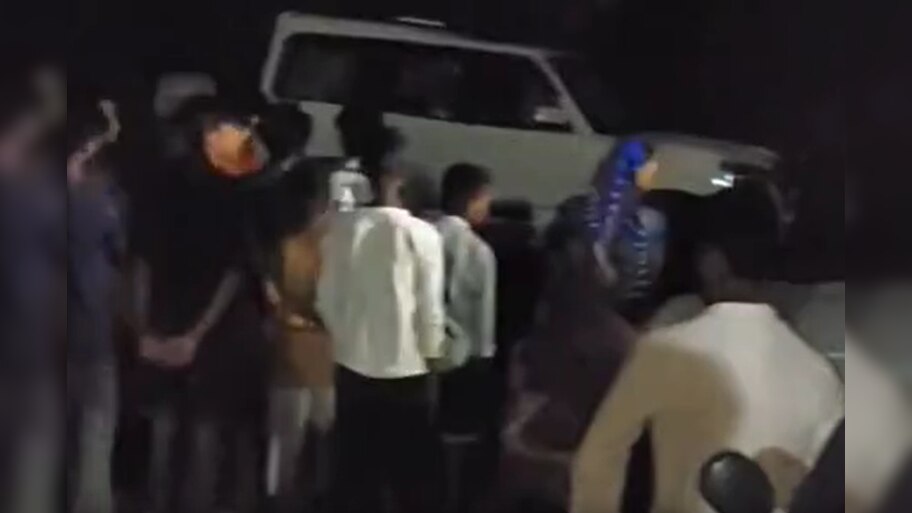 Bagaha News: बगहा में बेखौफ शराब तस्करों ने पुलिस टीम पर किया हमला, जान बचाकर भागे पुलिसकर्मी