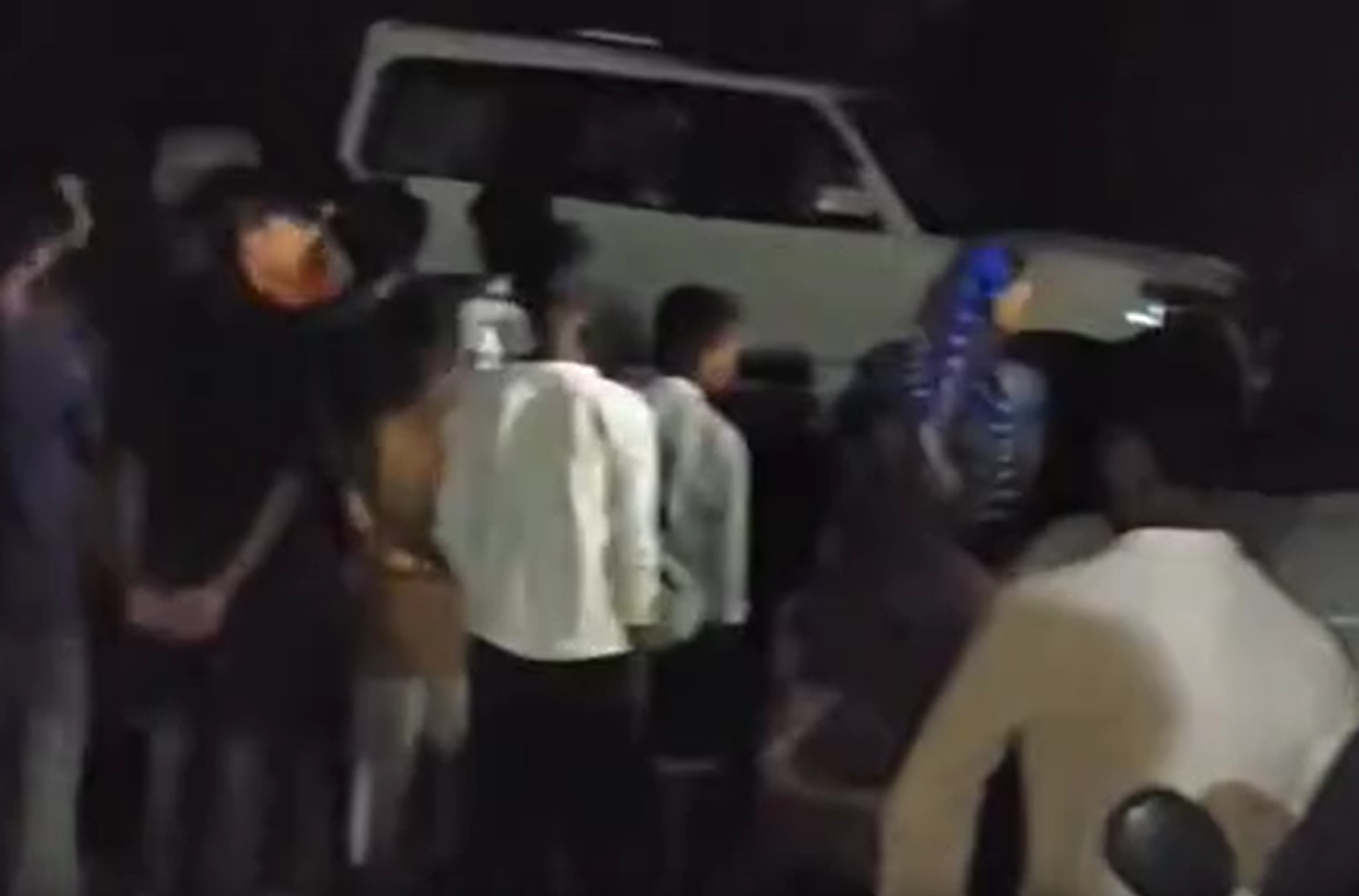 Bagaha News: बगहा में बेखौफ शराब तस्करों ने पुलिस टीम पर किया हमला, जान बचाकर भागे पुलिसकर्मी Bagaha News: बगहा में बेखौफ शराब तस्करों ने पुलिस टीम पर किया हमला, जान बचाकर भागे पुलिसकर्मी
