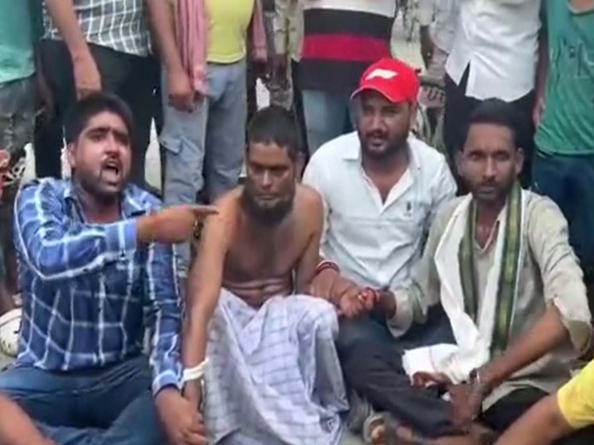 Azamgarh: पहले पूछा खतना के फायदे, फिर धर्मांतरण के इल्ज़ाम में मॉब लिंचिंग की कोशिश! Azamgarh: पहले पूछा खतना के फायदे, फिर धर्मांतरण के इल्ज़ाम में मॉब लिंचिंग की कोशिश!