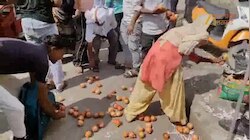 रेहड़ी वालों पर नगर निगम की कार्रवाई ने ढाया कहर, तो लोगों ने लूटे रेहड़ी के फल