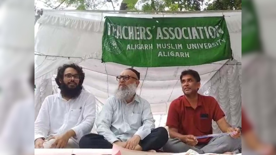 AMU में हड़ताल पर क्यों बैठे थे शिक्षक? कर रहे हैं ये बड़ी मांगें