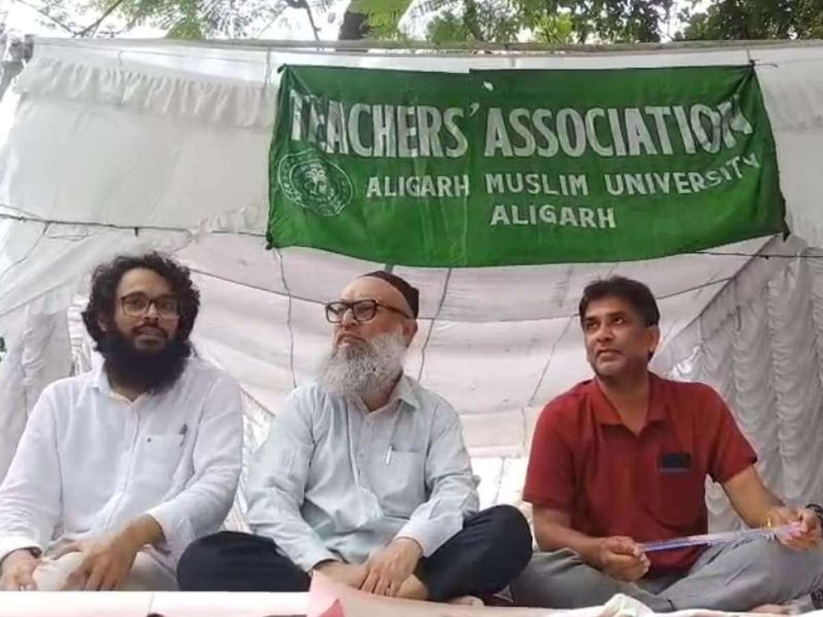 AMU में हड़ताल पर क्यों बैठे थे शिक्षक? कर रहे हैं ये बड़ी मांगें AMU में हड़ताल पर क्यों बैठे थे शिक्षक? कर रहे हैं ये बड़ी मांगें