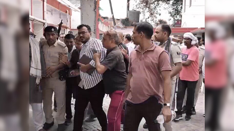 बेगूसराय में घूसखोरी का बड़ा भंडाफोड़, CO और डेटा ऑपरेटर 2 लाख रिश्वत लेते रंगेहाथ गिरफ्तार